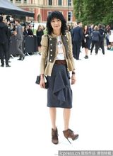 组图：张曼玉亮相伦敦时装周 帅气装扮看秀