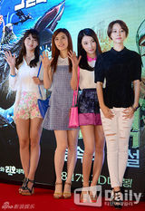 组图：郑珍云韩胜妍亮相《丛林的传说》红毯式