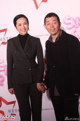 组图：星美千易周年庆典 宁静脱外套秀双峰