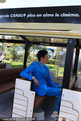 组图：冯绍峰带伤拄拐似绅士 悠闲坐观光车逛沙滩