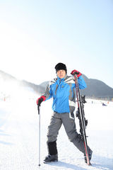 高清图：聂远滑雪写真健康清爽 引领冬日运动潮流