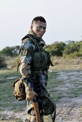 组图：张宁江《战雷》多款造型上演制服诱惑