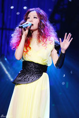 高清图：张靓颖美国开唱 火红卷发跳骑马舞性感