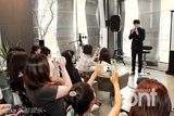 组图：韩星金多炫办小型音乐会与粉丝亲密互动