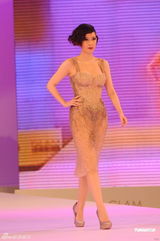 组图：周慧敏复古造型美艳动人 镂空装显玲珑曲线