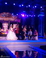 组图：孙茜婚礼内场 灯火缭绕唯美烂漫