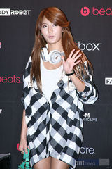 组图：4minute泫雅潮装出席派对 郑佳恩秀修长美腿