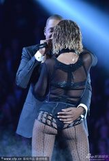 组图：碧昂斯献唱格莱美 与老公JayZ当台亲吻