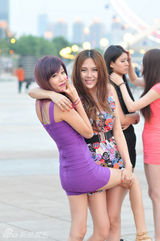 组图：神曲遭恶搞 矮丝男与嫩模团跳广场舞