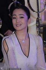 组图：巩俐秀美胸手捂嘴打嗝 举杯豪饮表情魅惑