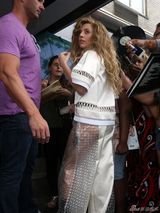 组图：Gaga爆炸头戴彩色小眼镜 手拿水晶棒搞怪