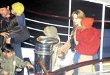 组图：朱莉皮特全家乘船夜游巴黎 共享水上晚餐