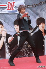 组图：曾沛慈SpeXial为新剧造势 与学生拼球技