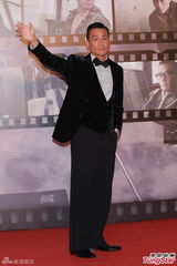 组图：梁家辉亮相金像奖红毯 举手致意