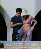 组图：安妮斯顿与神秘男拥吻 比基尼装性感惹火