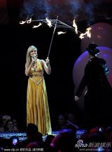 组图：海蒂-克鲁姆遭两猛男露屁股蛋“夹击”