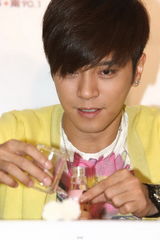 组图：罗志祥新专辑主打抒情歌 为旧爱selina加油