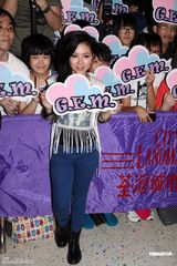 组图：GEM邓紫棋办签名会亲民玩互动