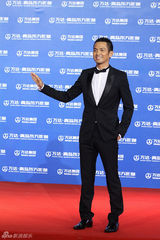 组图：万达百米红毯第二秀 梁朝伟赵薇众星百态