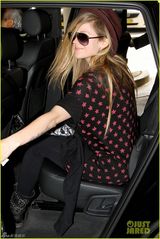 组图：艾薇儿与未婚夫情侣装甜蜜 小鸟依人忙卖萌