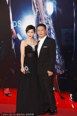 组图：钱嘉乐携爱妻现身 汤盈盈黑裙大气