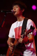 高清图：陈楚生演唱会深圳开锣 与李宗盛隔空对唱