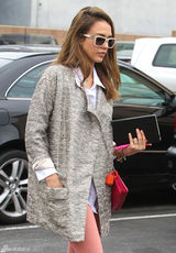 组图：杰西卡-阿尔芭街拍灰色大衣搭配粉裤