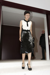 组图：袁泉黑白亮片裙清新可人引外媒追拍