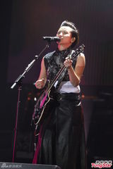 组图：萧敬腾上海开唱雨神未发威 被何韵诗调侃