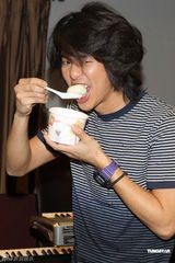 组图：柯有伦打算以歌求爱 杨乃文助阵个唱彩排 