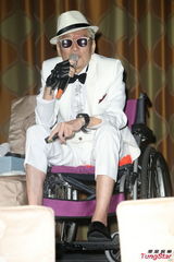 组图：高凌风生前旧照帅气 患癌后满头白发