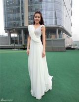 组图：温心纯美造型曝光 典雅清甜气质夺人眼球