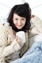 组图：郑亦桐化身邻家女孩 眼神恬淡惹人怜爱