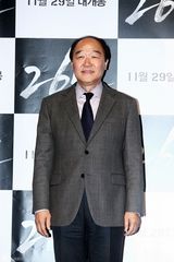 高清组图：韩片《26年》试映 任瑟雍架拐出席