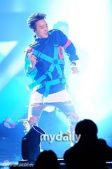 组图：BigBang成员GD开唱 秀劲舞大汗淋漓