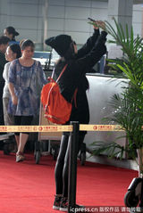 组图：杨幂远离潜规则传闻飞纽约 大墨镜玩自拍