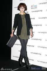 组图：具荷拉柳真等艺人出席韩国设计师时装展