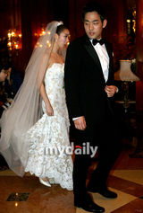 幻灯图：原BABYVOX成员金EZ婚礼现场 幸福洋溢 