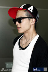 组图：SHINeeTEENTOP亮相机场 赴新参加演出