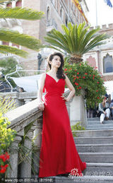 高清图：李冰冰受访换三套 白裙清纯随性红裙妩媚