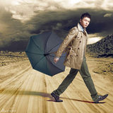 组图：朱雨辰沙漠写真酷对风云变幻