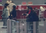 独家：高圆圆黑衣低调素雅 机场买汉堡充饥