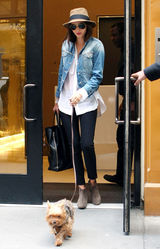 高清组图：超模米兰达-可儿街拍牛仔外套搭衬衣