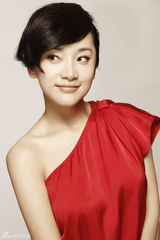 组图：陶飞霏一改朴素形象 圣诞红妆秀青春活力