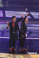 组图：金钟奖现场浩角翔起获得综艺节目主持人奖