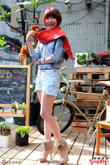 组图：杨谨华清新甜美 短裤亮相秀长腿