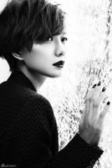 组图：王珞丹黑白套装眼风凌厉 非黑即白不妥协