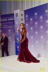 组图：洛佩兹镂空装亮相晚宴 挺翘臀美艳似人鱼