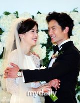 组图：池城李宝英大婚 恩爱亮相摸脸亲吻秀婚戒