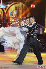 组图：郑少秋热舞扭腰不断 容祖儿不惧男友吃醋